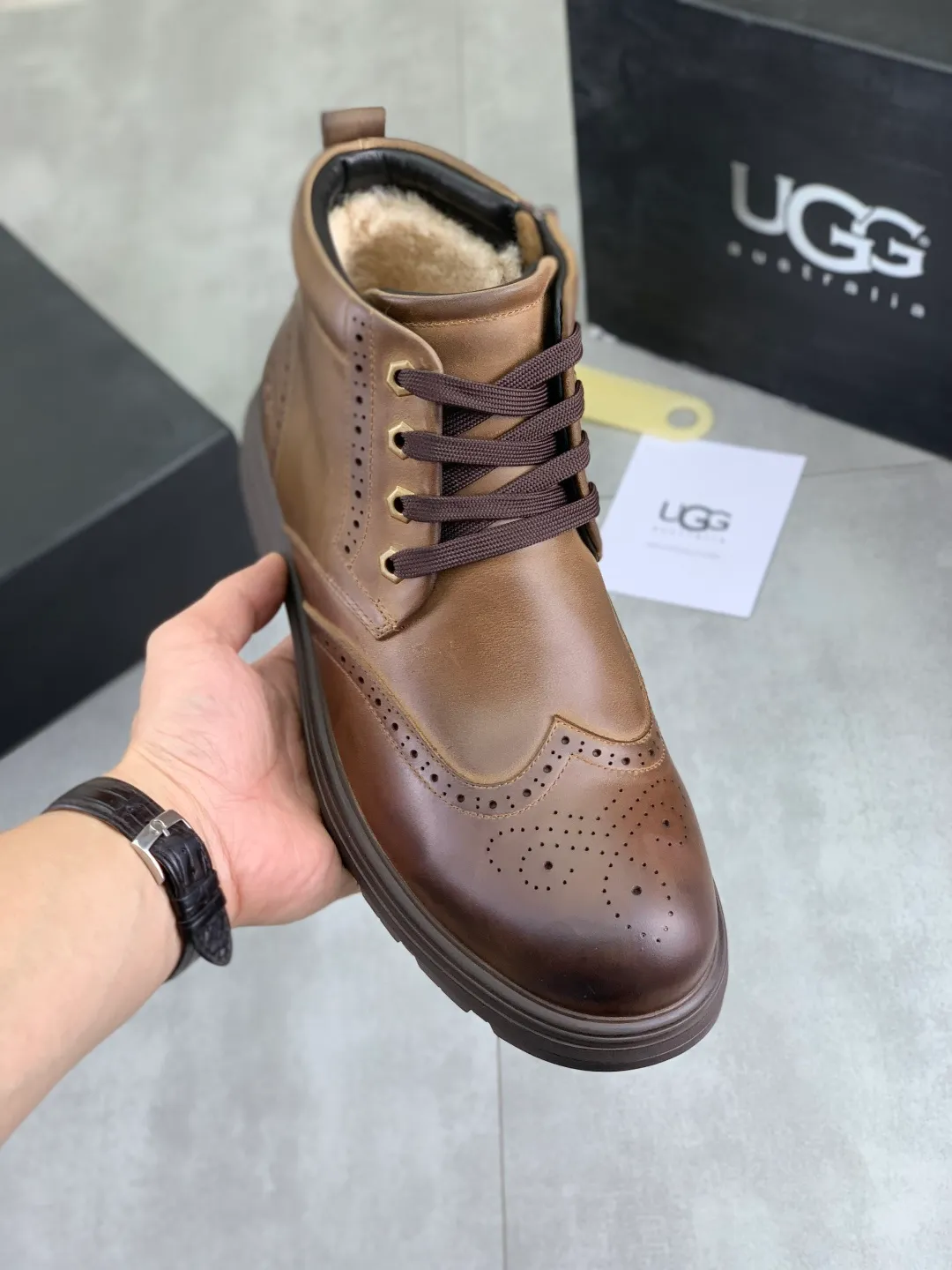 Men's shoes 💰P620 [New style] 💰 🆘 "Real wool" [UGG] 👉The popular men's shoes are synchronized with the official website 🔰The quality [proud] is not comparable to the imitations in the general market 🌀The upper is imported Italian frosted cowhide, and the lining: foot pads 🅰️Grade 🐑Real wool👻Only Grade A can show the effect The hand feels smooth and delicate 🔱The shoe shape is grand, only the factory can do it 🎄The perfect toughness of the original outsole 👻⬛️ can allow customers to say goodbye to one-time consumption. Real wool lining, super warm. Brown and gray available. Size: 38-44